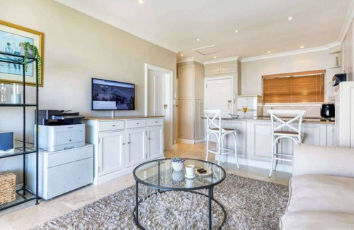 Camps Bay Apartment | Panoramic Apt -Camps Bay, Sea Views, Pool, Parking