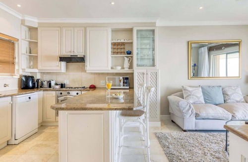 Camps Bay Apartment | Panoramic Apt -Camps Bay, Sea Views, Pool, Parking