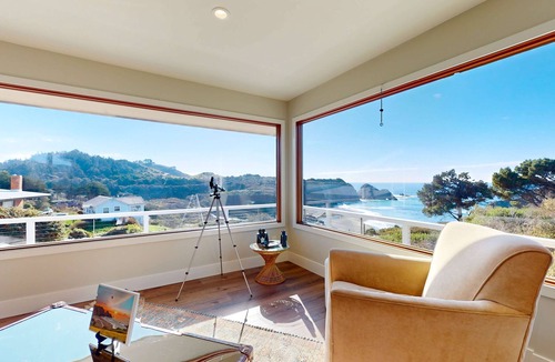 Elk House | Panoramic Ocean View Home in Elk with Beach Access