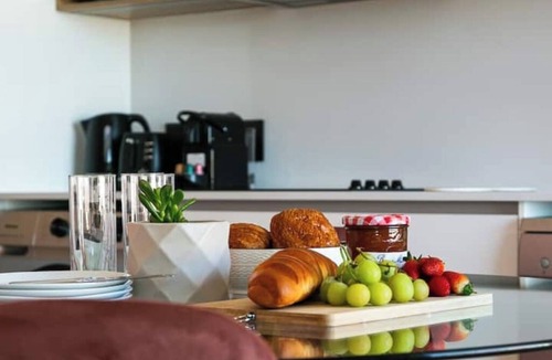Sea Point Apartment | Panoramic Peaks 300m from Sea w/Mountain View