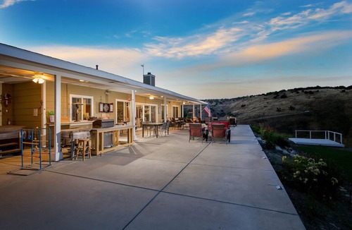 Bradley House | Panoramic Views | Hot Tub + BBQ | Game Room | Lake San Antonio | The J's Nest