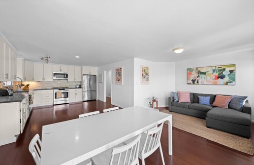 Bayview House | Peaceful City View Retreat!