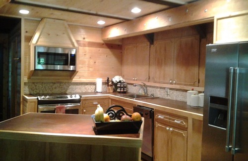 Rhododendron Ski Chalet | -Peaceful Eclectic Cabin, WiFi, Hot tub,pets welcome