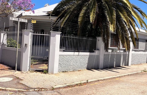 Port Elizabeth Central House | Peaceful Home Guesthouse . Spacious 4BR En-Suite House W/Free Wi-Fi & Parking.