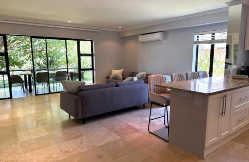 Simondium Villa | Pearl Valley family golf lodge on nature lake with mountain views