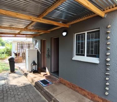 Vredefort House | Pecan Tree Parys