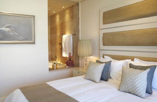 Victoria and Alfred Waterfront Apartment | Pembroke 401, 2 Bedroom Service Apartment