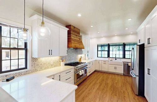Penngrove House | Penngrove 3BR modern farmhouse on 11-acre ranch — AC, dogs welcome