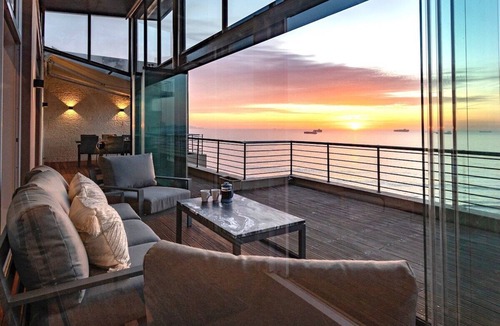 Bloubergstrand Apartment | Penthouse-100 000 Gemstones on display,All Ensuite