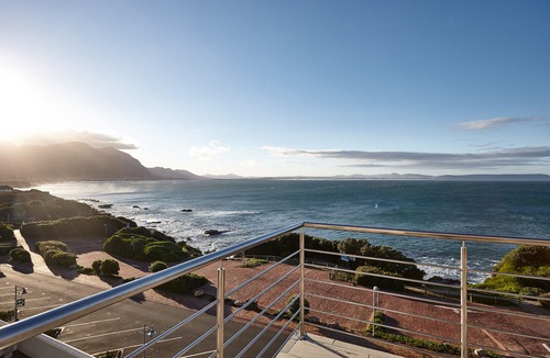 Hermanus City-Centre Apartment | Penthouse with unsurpassed ocean views