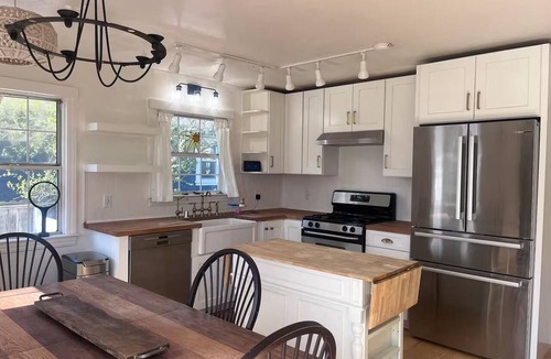 Petaluma House | Perfect 3 bedroom house with AC in awesome Petaluma neighborhood near downtown