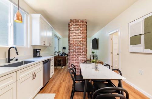Uptown Oakland House | Perfect 6-bedroom Home in Uptown - Mins to San Francisco. Perfect getaway