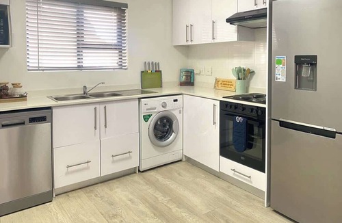 Redhill Apartment | Perfect for Longer Stays | Work & Relax w/parking
