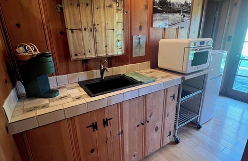 Healdsburg Apartment | Perfect getaway! Riverside pool, river access, 5 min from Healdsburg square!
