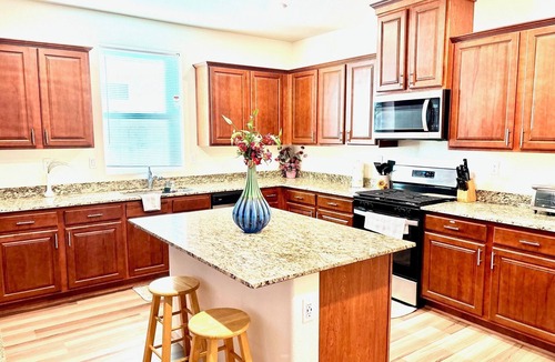 Stockton House | Perfect Midterm Stay - Spacious 3BR + Pets Welcome + Wineries Nearby