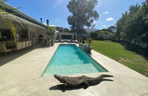 Constantia House | Perfectly located luxurious contemporary 6 bedroom home