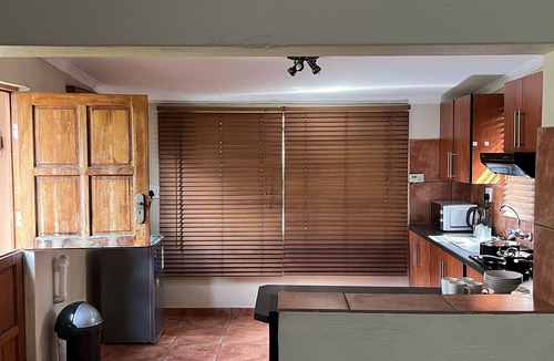 Nelspruit Apartment | Perfectly situated comfortable studio w/full kitchen-Book today!