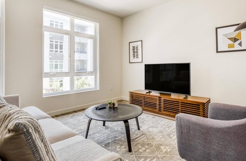 Pill Hill Apartment | Pet-Friendly 1BR in Oakland Near Lake Merritt