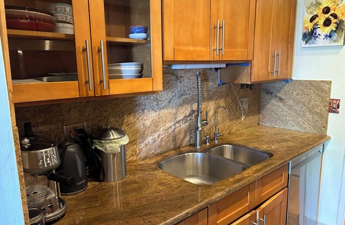 Emeryville Condo | Pet-friendly 2 bdrm condo with waterviews, near shops & transp., w/pool & gym