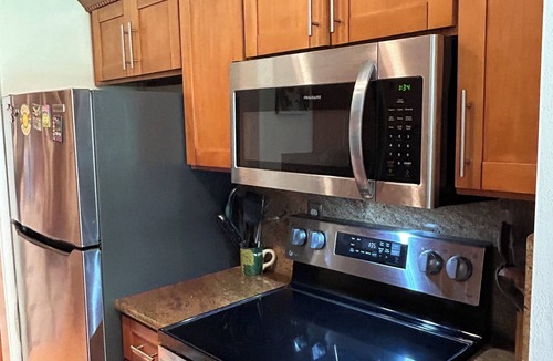 Emeryville Condo | Pet-friendly 2 bdrm condo with waterviews, near shops & transp., w/pool & gym