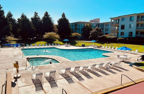Emeryville Condo | Pet-friendly 2 bdrm condo with waterviews, near shops & transp., w/pool & gym