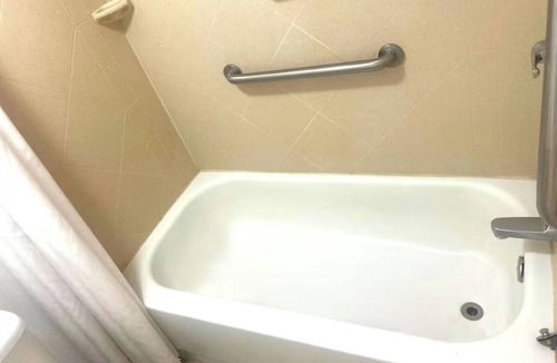 Whitesboro Hotel | Pet-Friendly 2 Queens Room Near Paige Davidson Studio - Great Location - 3 Rooms