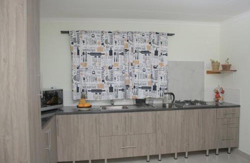 Kareeberg Apartment | Pet-Friendly, Close to Airports, Golf & Schools