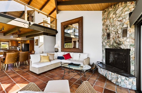 Gualala House | Pet-Friendly Designer Oceanfront 3B House with King Beds & Hot Tub & Outdoor Kit