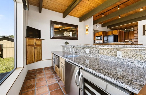 Gualala House | Pet-Friendly Designer Oceanfront 3B House with King Beds & Hot Tub & Outdoor Kit