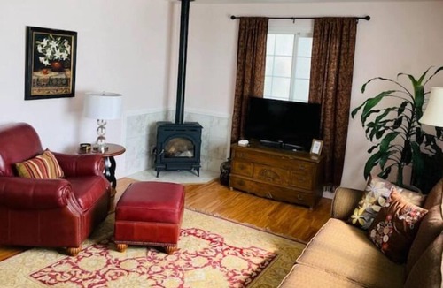 Rio Dell House | Pet Friendly Garden House with Patio & Redwoods
