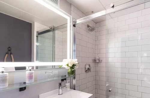 South Beach Hotel | Pet-friendly Queen City View Room w/Free Breakfast | 0.4 Mi to Ferry Bldg