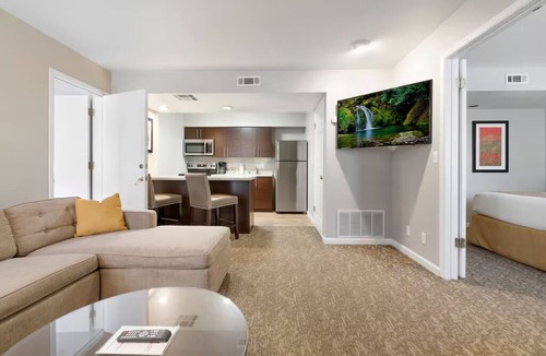 Newark Hotel | Pet-Friendly Suite w/2 Double Beds, Full Kitchen & Free Breakfast