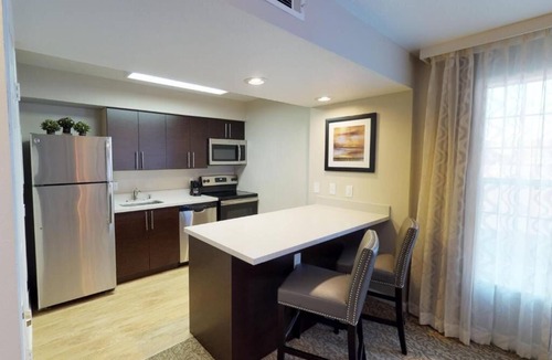 Newark Hotel | Pet-Friendly Suite w/2 Double Beds, Full Kitchen & Free Breakfast