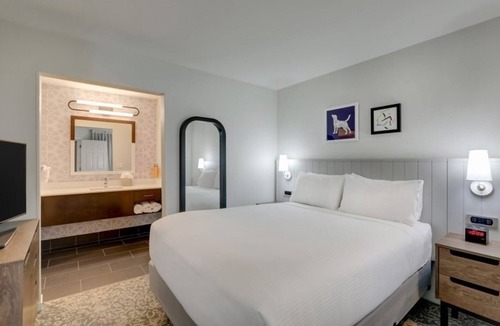 Sunnyvale Hotel | Pets are Allowed! Free Breakfast, Private Parking, Swimming Pool!