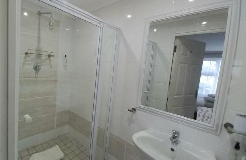 Paradise House | Phoenix Lodge and Waterside Accommodation