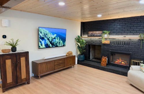 Rancho Bijou House | Pine Haven Tahoe-Cabin with Fire Pit, Grill & EV Charger