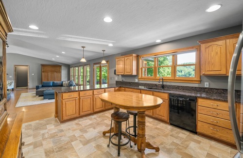 Logan Cabin | Playground-Panoramic LakeVue-Hot Tub-Covered Decks-Game Room-Kayaks-Canoes-Bikes
