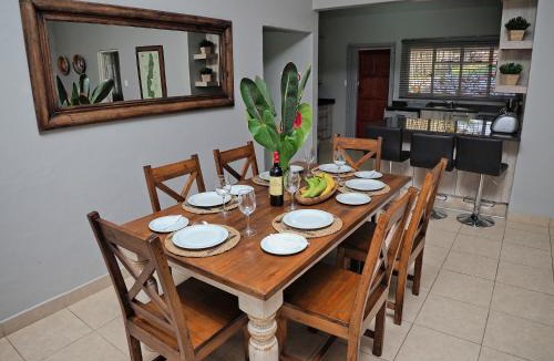 Hazyview House | Poinsettia family Cottage