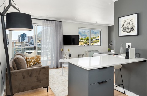 Green Point Apartment | Point Break | Serviced Studio | Mountain Views
