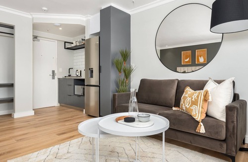 Green Point Apartment | Point Break | Sleek Studio | Mountain Views