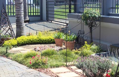 Kempton Park Apartment | Polka Dot Airport Exec Suite