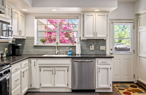 Paso Robles House | Pool Table + Private Deck | Walk to Downtown Paso | Chateau Paso