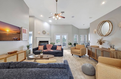 Boyette Springs House | Pool | Waterfront Lake | 12 PPL | Gorgeous