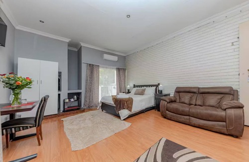 Greater Johannesburg Metropolitan Area Bed & Breakfast | Poolside Room