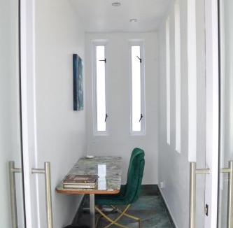 Humewood Apartment | Posh Spot on the beachfront sleeps 5