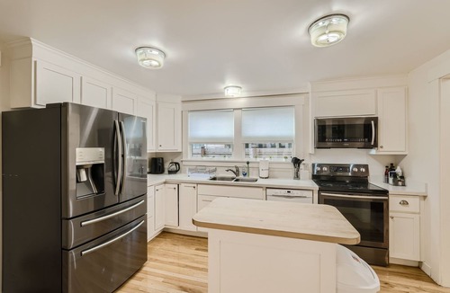Lower Queen Anne House | Prime Location walk to attractions w Free Parking