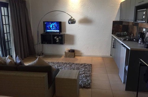 Kempton Park Apartment | Private Contemporary Suite II *Modern Airport Stay