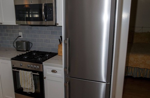 The Willows Cottage | Private Cottage with Chef's Kitchen & Washer/Dryer Near Palo Alto
