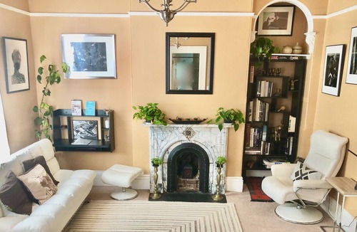 Western Addition Apartment | Private Entry + En-suite bathroom in XL Room