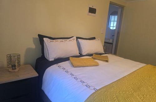 Faerie Glen House | Private Garden Studio near Menlyn
